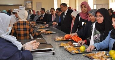 رئيس جامعة كفر الشيخ يتناول الغذاء مع الطلاب.. ويؤكد: دعم أعضاء هيئة التدريس على البحث العلمى.. صور
