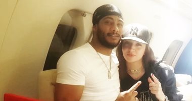 محمد رمضان بصحبة زوجته داخل طائرة خاصة: مع حياتى