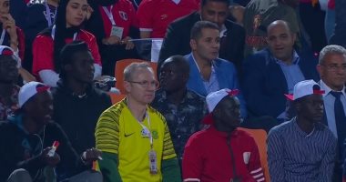 كلنا واحد.. جمهور جنوب أفريقيا وسط أحضان المصريين فى استاد القاهرة