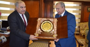 صور.. رئيس النيابة الإدارية يستقبل رئيس "الدستورية" ويثمن دور المحكمة