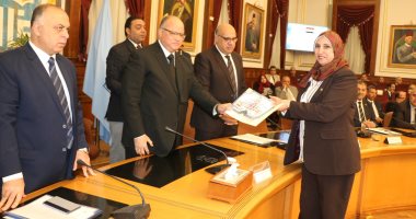 محافظ القاهرة يكرم المتميزين والحاصليمن على جوائز الحكومة