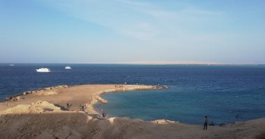 فيديو وصور.. شاطئ "الكورنيش القديم" بالغردقة ملتقى الأحبة وعشاق الهدوء وهواة الصيد