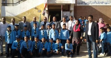 صور.. رئيس مدينة أرمنت يكرم 24 طالب  من المتفوقين بمدرسة الشهيد محمد رأفت الصن