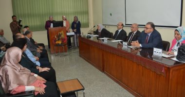 صور .. رئيس جامعة أسيوط يكرم أعضاء فريق وحدة الجودة بكلية الطب 