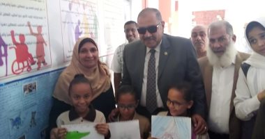 صور.. مدير تعليم مطروح يتفقد معرض الصحافة المدرسية بـ"23 يوليو الفكرية"