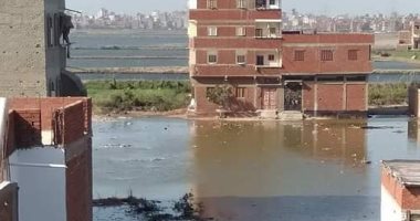 الثروة السمكية بدمياط تبدأ سحب مياه بحيرة المنزلة بعدما أغرقت منازل أرض عمر