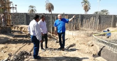 صور.. رئيس مدينة الطود يتفقد العمل فى محطات الصرف الصحى لخدمة المواطنين