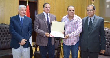 جامعة سوهاج  تكرم محمود مقبول مدير مكتب اليوم السابع بالمحافظة
