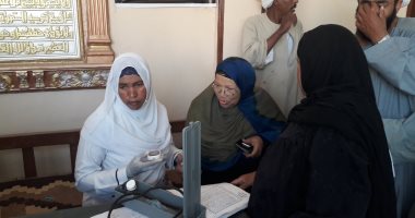 صور .. قافلة طبية توقع الكشف المجانى على 3374 مواطنا بأسوان والمنيا
