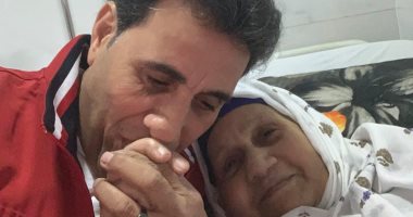 أحمد شيبة يطلب من جمهوره الدعاء بالشفاء العاجل لوالدته