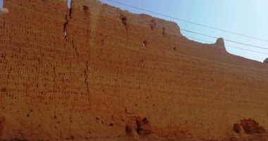 سور أسمنتى بالوادى عمره 400 سنة يحكى تاريخ الاحتماء بواحات الوادى الجديد