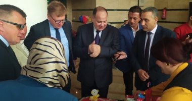 محافظ الفيوم وعدد من السفراء يتفقدون معرض منتجات الحرف اليدوية للقرى المنتجة
