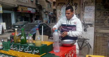 صور.. قصة كفاح شاب مؤهل عالٍ يحارب البطالة بالعمل على "عربة فول"