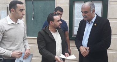 رئيس حى الدقى يتابع تقديم الخدمات الجماهيرية بمركز خدمة المواطنين.. صور
