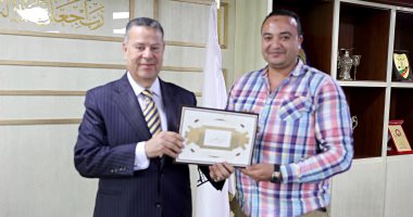 محافظ بنى سويف يكرم مدير وحدة المتغيرات المكانية لحصوله على أفضل مدير إدارة هندسية