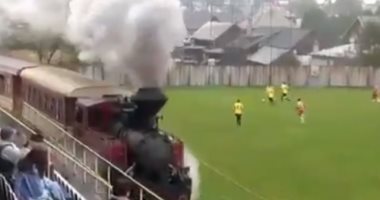 سوبر مشهد حدث فى سلوفاكيا.. قطار بخار يمر بملعب مباراة بالدورى