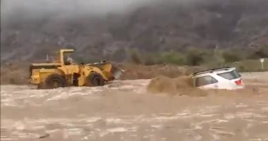 شاهد سعودى ينقذ 3 أشخاص عالقين وسط السيول بوادى نيرا