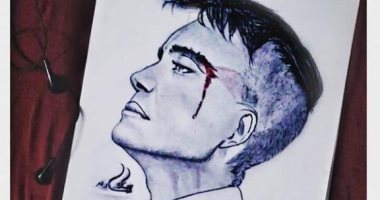 قارئة تشارك برسومات باستخدام القلم الرصاص والفحم والجاف
