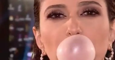 شاهد.. نجوم مهرجان القاهرة السينمائى يتنافسون فى تحدى "نفخ اللبان"