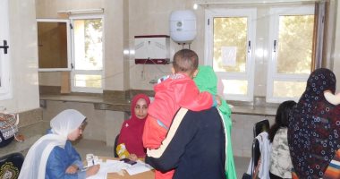 قافلة طبية لجامعة سوهاج تعالج 1287 مواطنا بقرية العيساوية شرق.. صور