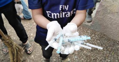 شباب شبرا النخلة بالشرقية يعثرون على سرنجات وبانجو فى حملة تنظيف المقابر