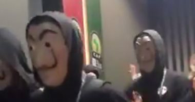 فيديو.. نجوم المنتخب الأولمبى يدخلون استاد القاهرة بماسكات "لاكاسا"