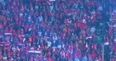 فيديو.. السلام الوطنى يشعل حماس الجماهير فى استاد القاهرة