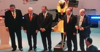 وزير الاتصالات يهدى نموذج من تمثال توت عنخ أمون لرئيس الاتحاد الدولى 