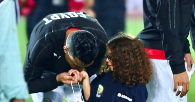 مصر وكوت ديفوار .. مصطفى محمد يقبل يد حفيدة عمرو الجناينى فى النهائى