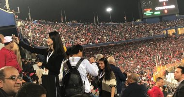 الإعلام الاجنبي يلتقط صورا تذكارية باستاد القاهرة في نهائي امم افريقيا 2019