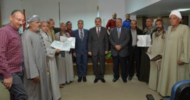 محافظ أسيوط يسلم 8 عقود تقنين لتوفيق أوضاع واضعى اليد على أملاك الدولة