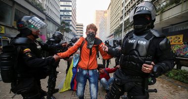 مئات الآلاف فى شوارع كولومبيا غداة فرض حظر التجوال.. مقتل 3 وإصابة العشرات فى اشتباكات بين الأمن ومتظاهرين.. والشرطة ترد بالغاز المسيل للدموع.. و3 قتلى و7 جرحى فى انفجار قنبلة بمركز شرطة فى بوجوتا