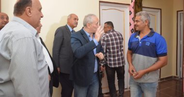 صور.. محافظ الأقصر يسلم 147 منزل بعد إعادة إعمارها فى إسنا والقرنة