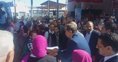 وزير القوى العاملة يوزع 30 عقد عمل على ذوى الإحتياجات الخاصة بأسيوط.. صور
