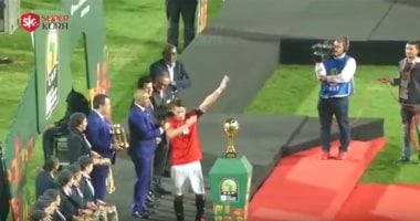 شاهد بعيون سوبر كورة إحراج رمضان صبحى أثناء استلام كأس أفضل لاعب