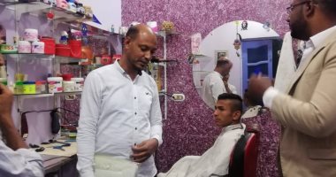 "صحة أسوان" تواصل حملات التوعية عن فيروس سى فى صالونات الحلاقة.. صور
