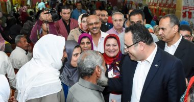 محافظ الإسكندرية يشارك فى توزيع جهاز 150 عروسة من الفئات الأولى بالرعاية