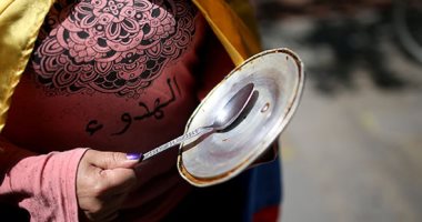 متظاهرون فى كولومبيا يحتجون ضد الحكومة بالطرق على الأوانى