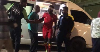إصابة لاعب المريخ بحجارة هلالية فى شغب كلاسيكو السودان.. صور 
