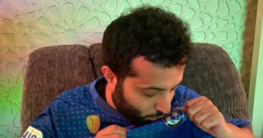 تركي آل الشيخ يقبّل شعار الهلال قبل مواجهة أوراوا المرتقبة