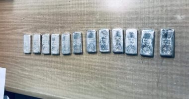 جمارك مطار برج العرب تحبط تهريب سبائك فضية فى طيات ملابس راكب.. صور