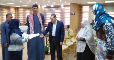 محافظ الشرقية يسلم أطول رجل بالشرقية وشقيقته وحدتين سكنيتين للأولي بالرعاية 