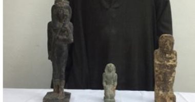 ضبط 28 قطعة أثرية بينها 3 تماثيل بحوزة مهرب بالمنيا
