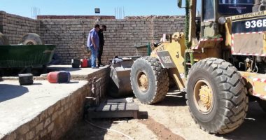 مديرية أمن أسوان تداهم 10 مواقع تنقب بطريقة غير شرعية لاستخراج الذهب.. صور