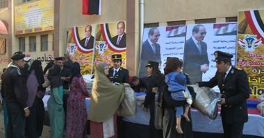 فيها حاجة حلوة.. الشرطة توزع أغذية على البسطاء قبل حلول شهر رمضان