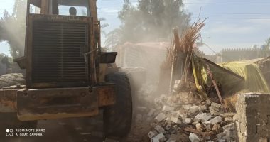 صور.. إزالة 12 حالة تعدى على المجارى المائية بمركز أدكو بالبحيرة