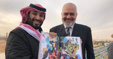 صور.. رئيس الوزراء الألبانى يهدى ولى العهد السعودى كتابه الفنى "Work"