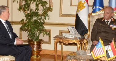 وزير الدفاع يلتقى وكيل وزارة الدفاع الأمريكية للسياسات
