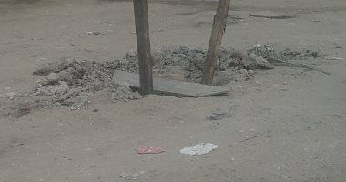 اضبط مخالفة.. استبدال غطاء بيارة صرف صحى بعروق خشبية أمام موقف زفتى بالمحلة