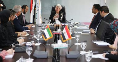 وزيرة البيئة تبحث مع وفد إماراتى التعاون للحد من استخدام الأكياس البلاستيكية